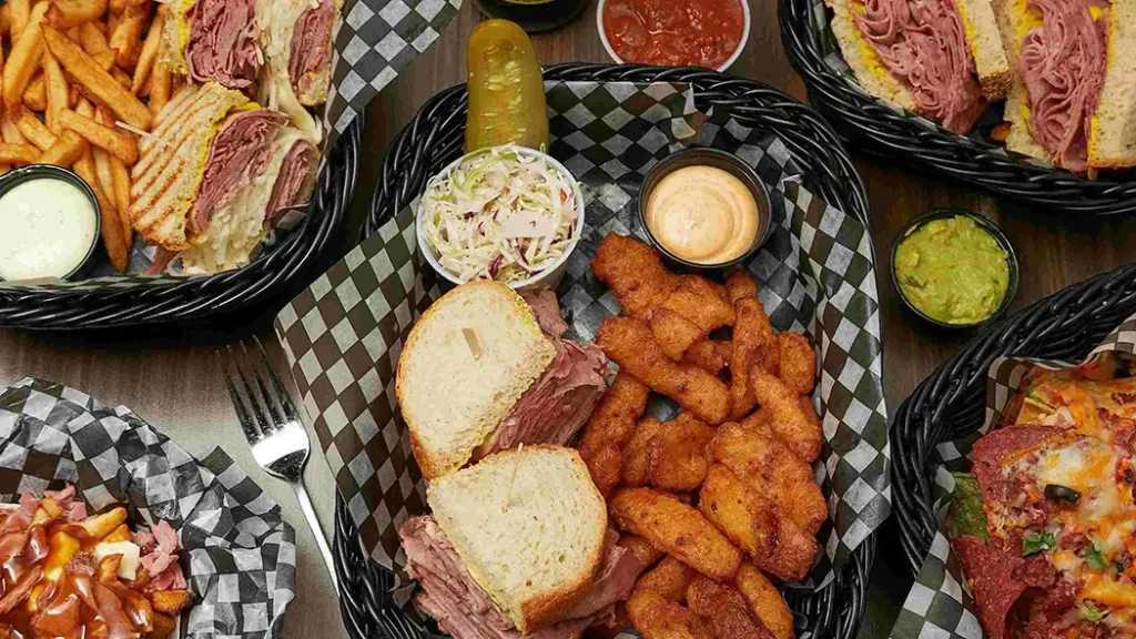 Repas de smoked meat et accompagnements pour un repas à deux au District 55